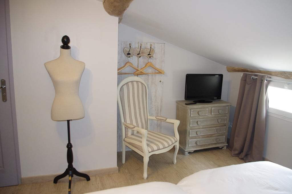 Le Clos Des Oiseaux Saintes Bilik gambar